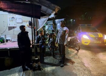 Polsek Cikole Laksanakan Patroli Dan Sambang Di Pos Ronda