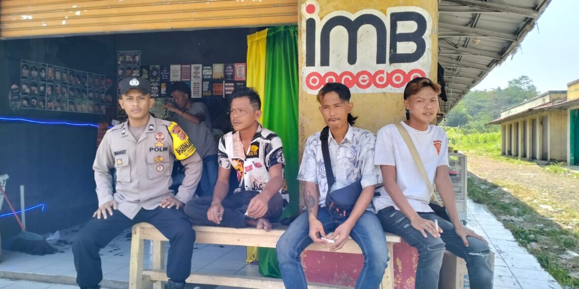 Personil Polsek Kebonpedes Melaksanakan Patroli Dialogis Siang Hari Untuk Sampaikan Pesan Kamtibmas