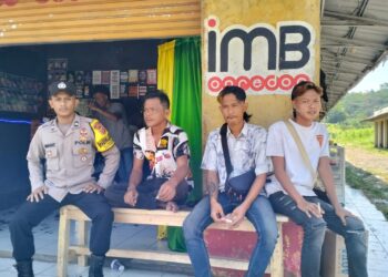 Personil Polsek Kebonpedes Melaksanakan Patroli Dialogis Siang Hari Untuk Sampaikan Pesan Kamtibmas