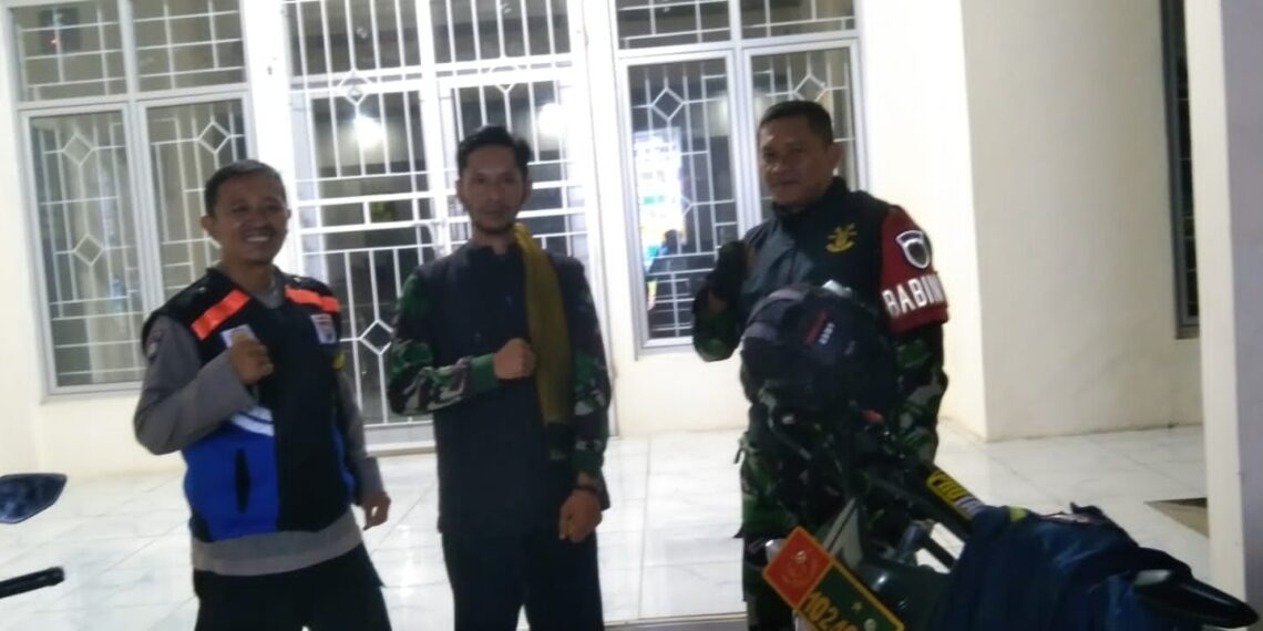 Bhabinkamtibmas dan Babinsa, melaksanakan patroli malam Kontrol piket desa dan kegiatan siskamling