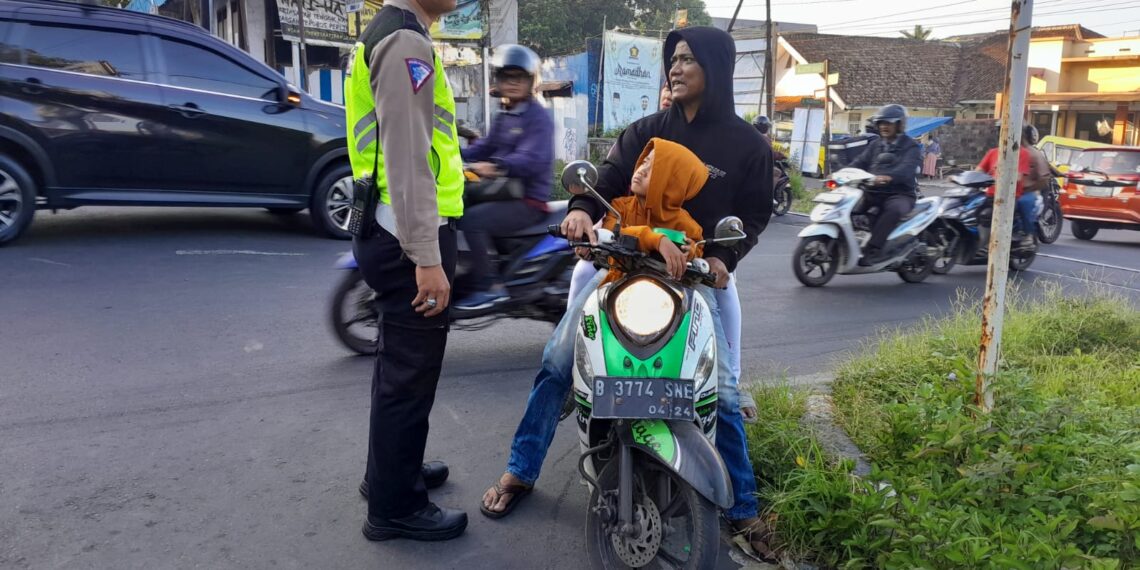 Unit lantas Polsek Warudoyong Polres Sukabumi Kota laksanakan Dikmas Lantas