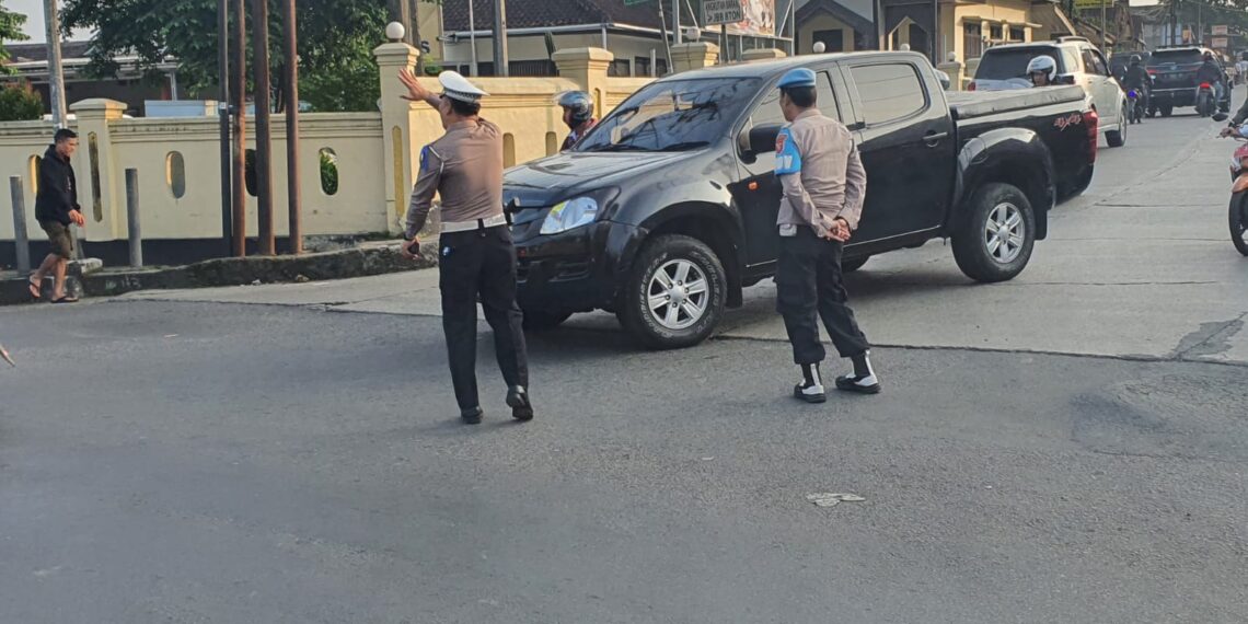 Gatur pagi, bentuk pelayanan personil polsek baros kepada masyarakat.