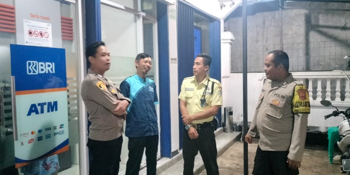 Personil Samapta Polsek Sukalarang Patroli Malam Hari Sambangi ATM BRI Cegah Kejahatan Perbankan