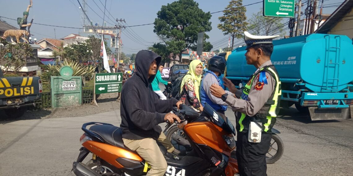 OPERASI PATUH LODAYA 2024. UNIT LANTAS SEKTOR SUKALARANG BERI TEGURAN KEPADA PELANGGAR LALU LINTAS