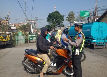 OPERASI PATUH LODAYA 2024. UNIT LANTAS SEKTOR SUKALARANG BERI TEGURAN KEPADA PELANGGAR LALU LINTAS