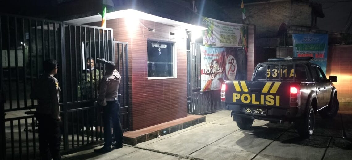 Sambangi Sekolah Ketika Patroli Malam Salah Satu Upaya Polsek Sukalarang Dalam Mencegah Aksi Kejahatan Malam Hari