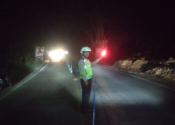 Anggota Unit Lantas Polsek Sukaraja Polres Sukabumi Kota melakukan pengaturan Lalin di sepanjang Jl. Raya Sukaraja Cianjur Kec. Sukaraja Kab. Sukabumi