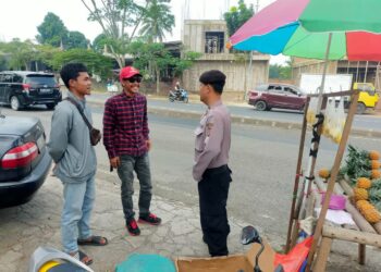 Guna menciptakan keamanan yang kondusif, unit Samapta Polsek Cibeureum Patroli Dialogis dan Sambangi Warga