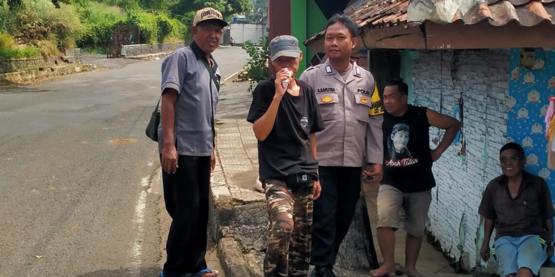 Bhabinkamtibmas Bersinergi dengan Babinsa Sambangi Warga Untuk Tingkatkan Harkamtibmas