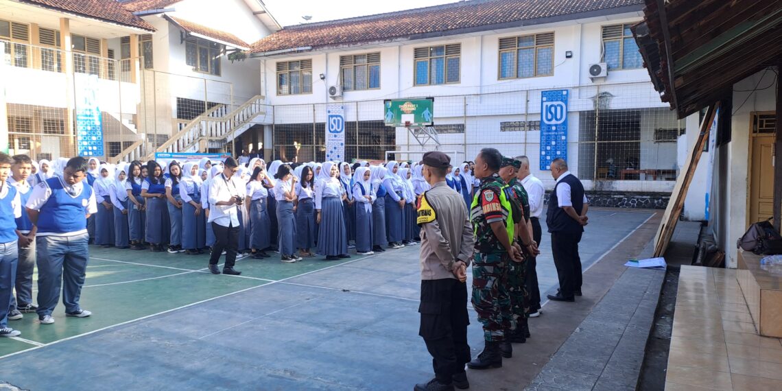 Sinergitas TNI Polri Melaksanakan Pelatihan PBB Kepada Siswa Siswi SMK PGRI Kota Sukabumi.
