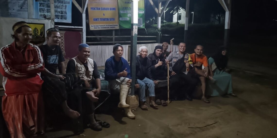 Patroli Malam , Bhabinkamtibmas Polsek Cireunghas Sambangi Warga di Pos Ronda