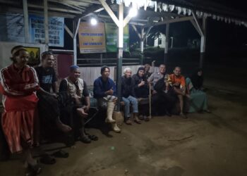 Patroli Malam , Bhabinkamtibmas Polsek Cireunghas Sambangi Warga di Pos Ronda