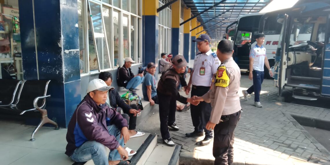 Wujudkan Rasa Aman, Bhabinkamtibmas Sudajayahilir  antisipasi Gukamtibmas Terminal KH. Ahmad Sanusi