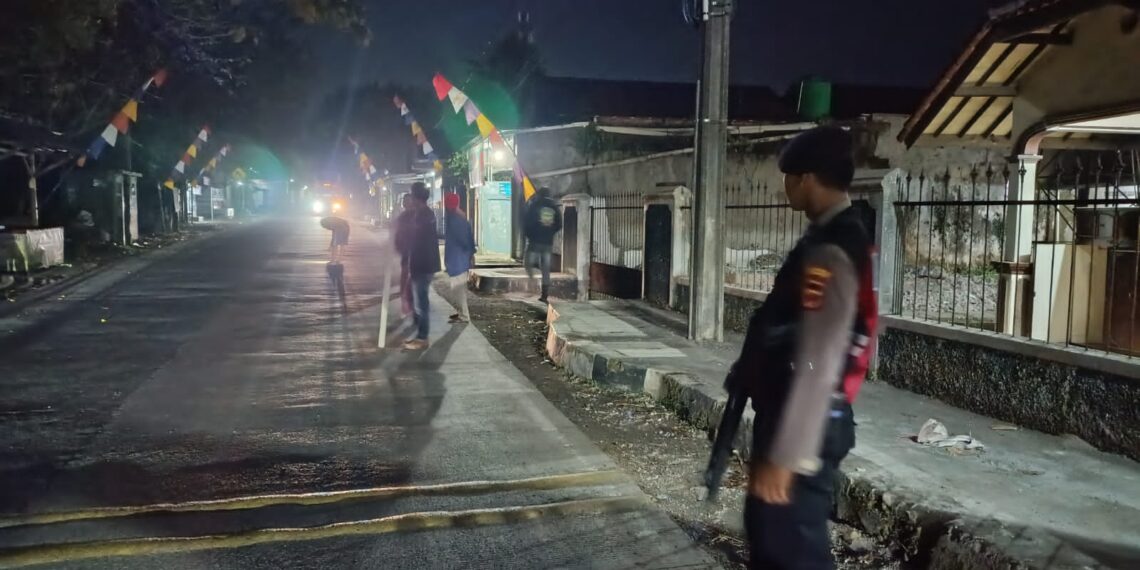 Patroli polsek baros lingkari kerawanan malam hari himbau sebar pesan kamtibmas