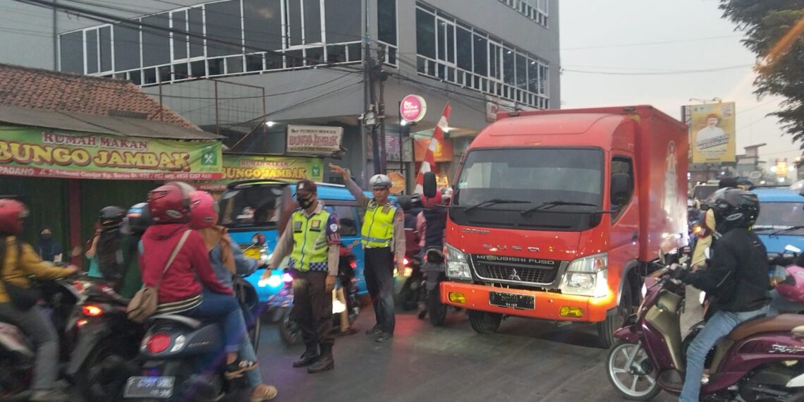 Antisipasi Kemacetan Pagi, Unit Lantas Polsek Sukalarang Melaksanakan Gatur Lalin Saat Jam Masuk Karyawan