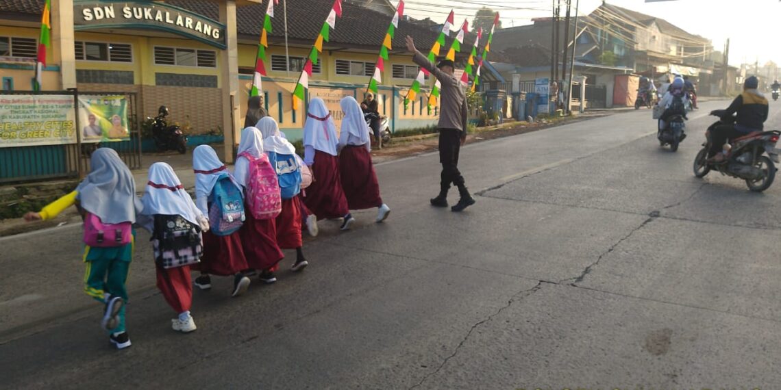 Wujud Kepedulian, Polisi Bantu Anak-Anak Sekolah Menyeberang Jalan