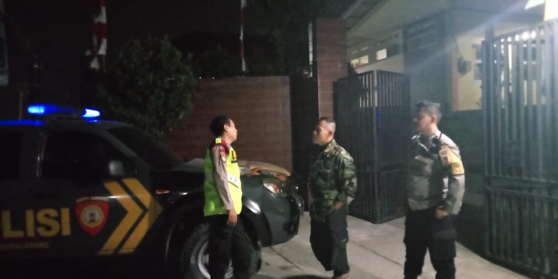 Sambangi Sekolah Ketika Patroli Malam Salah Satu Upaya Polsek Sukalarang Dalam Mencegah Aksi Kejahatan Malam Hari
