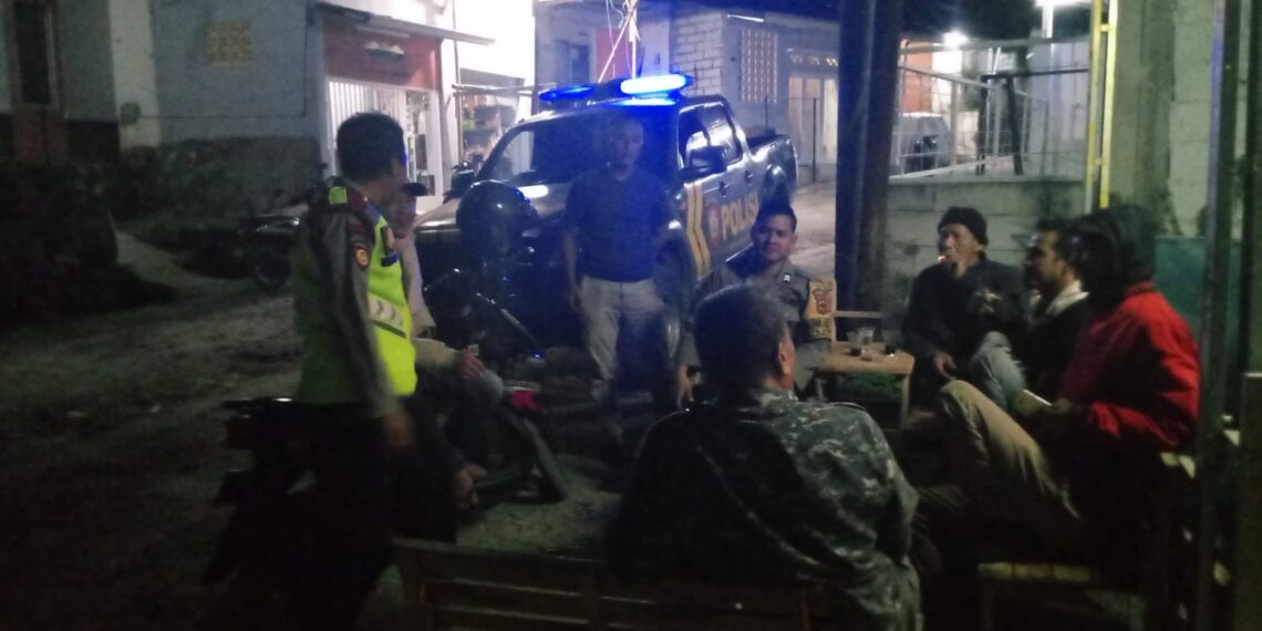 Ngobrol Bersama Masyarakat, Patroli Dialogis Malam Petugas Sampaikan Pesan Kamtibmas