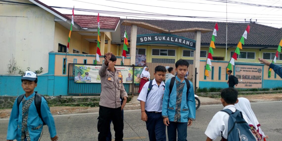 Pastikan Keselamatan Murid Sekolah, Personil Sektor Sukalarang Gatur Lalin Pagi