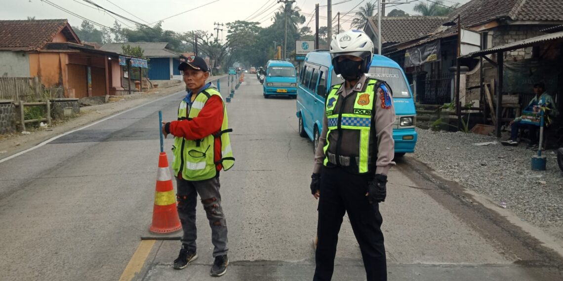 Anggota Unit Lantas Polsek Sukalarang Atur Lalu Lintas Pagi di Lokasi Perbaikan Jalan Nasional