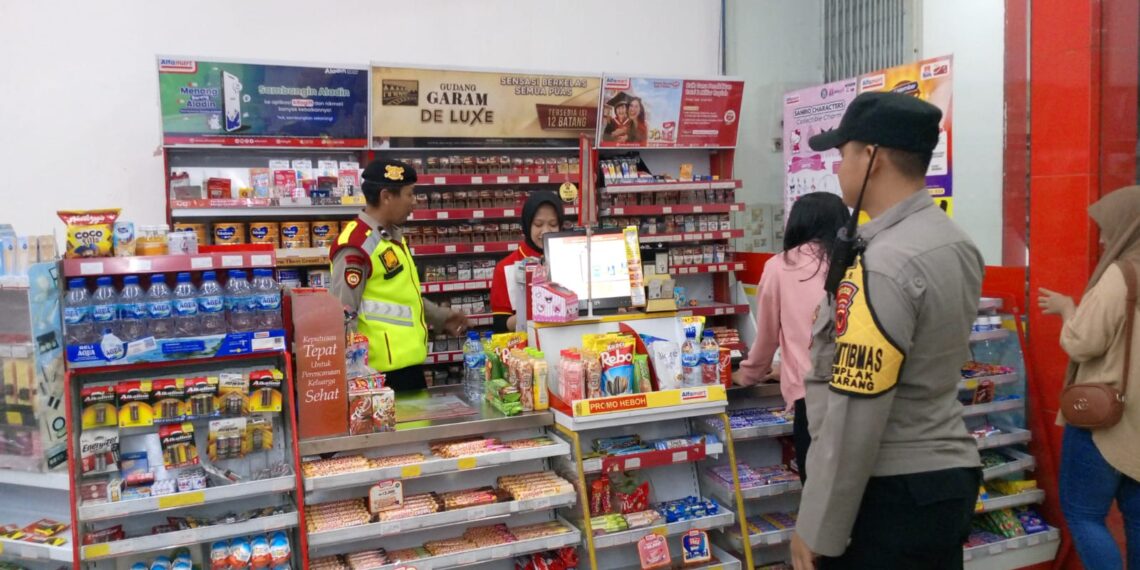 Polisi Patroli Malam Sambangi Minimarket Dan Dialogis Dengan Karyawan