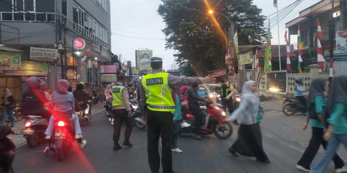 Antisipasi Kemacetan Pagi, Unit Lantas Polsek Sukalarang Laksanakan Gatur Lalin Saat Jam Masuk Karyawan