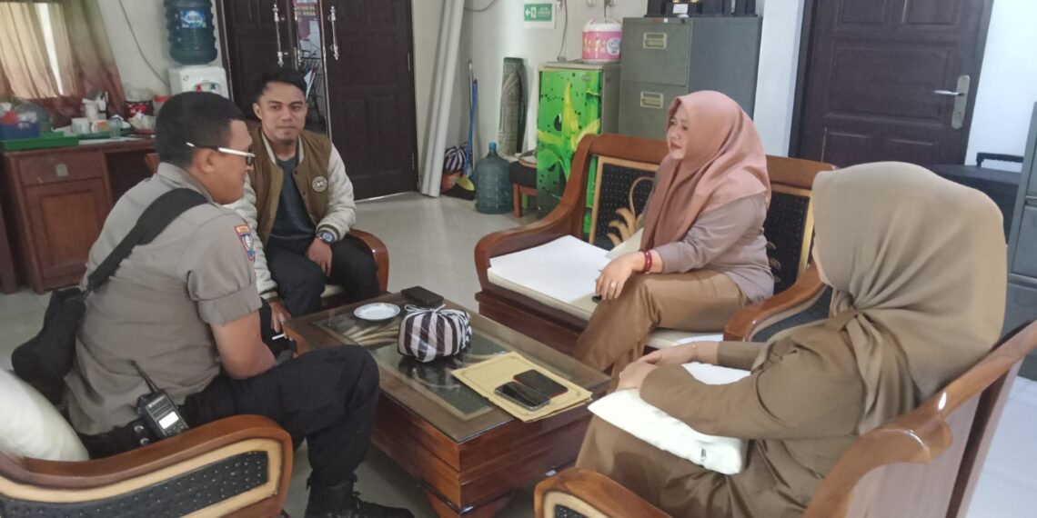 Bhabinkamtibmas Polsek Cibeureum Sambangi Warga / Perangkat Kelurahan dan berikan himbauan Kamtibmas