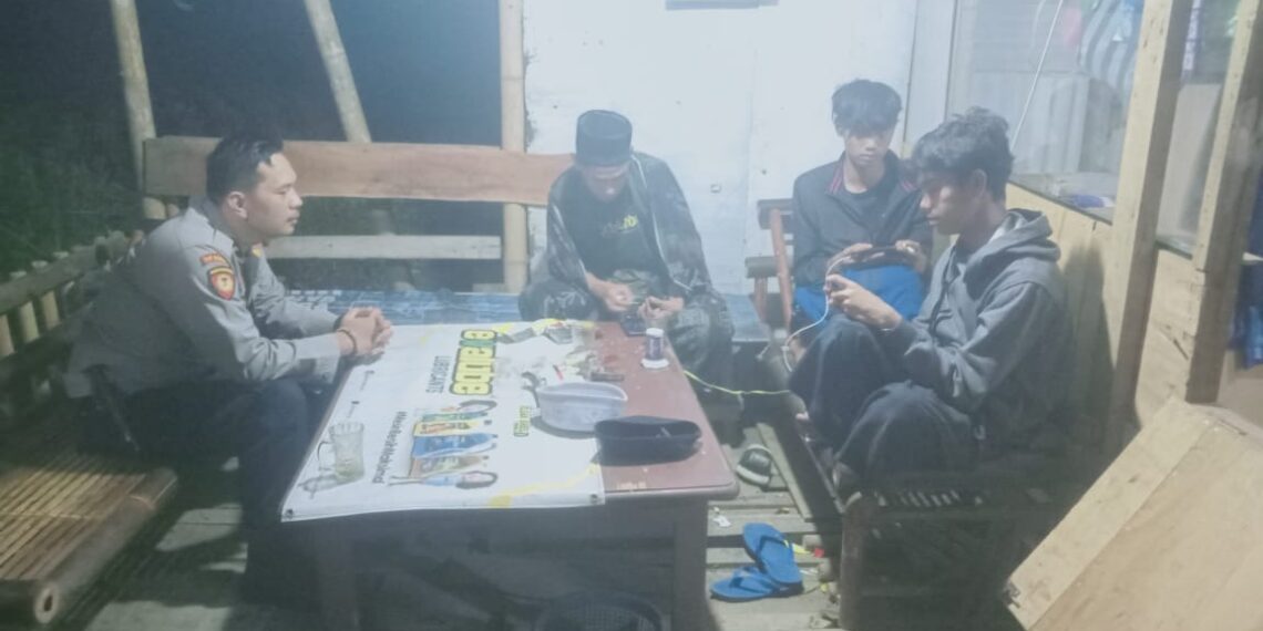 Antisipasi Kejahatan Polisi Melakukan Patroli Himbauan Kepada Masyarakat Yang sedang nongkrong