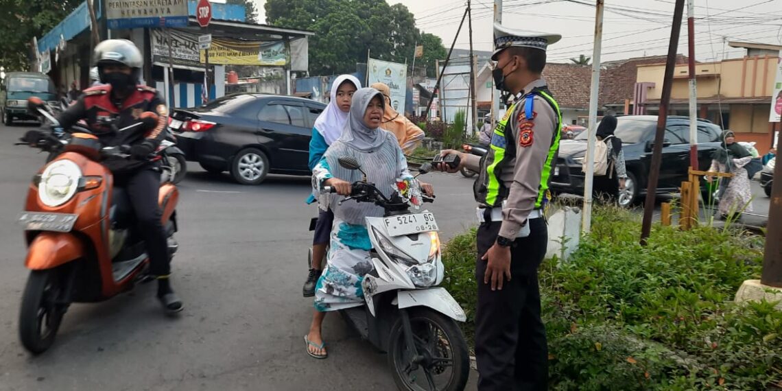 Unit lantas Polsek Warudoyong Polres Sukabumi Kota laksanakan Dikmas Lantas