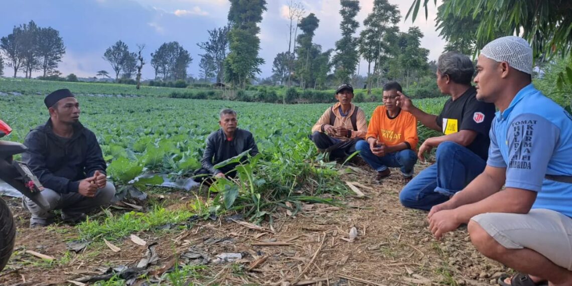 Kapolsek Sukaraja Resor Sukabumi Kota, Akp Aguk Khusaini SE, mendengarkan masukan dan saran yang disampaikan warga