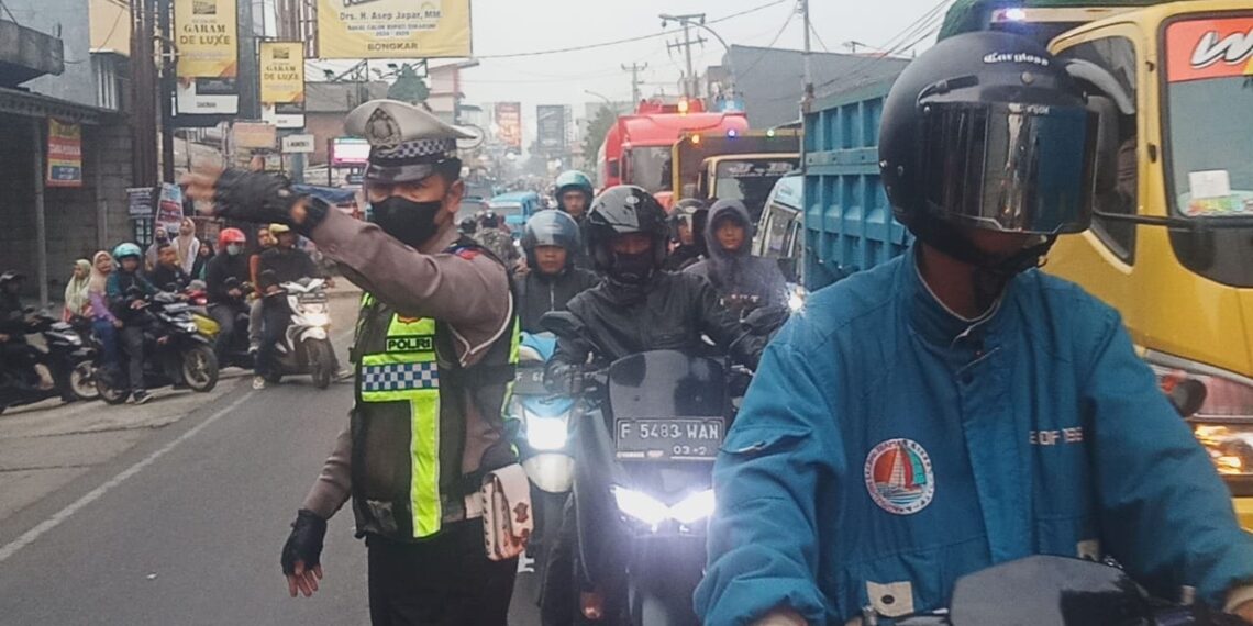 Antisipasi Kemacetan Pagi, Unit Lantas Polsek Sukalarang Melaksanakan Gatur Lalin Saat Jam Masuk Karyawan