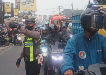 Antisipasi Kemacetan Pagi, Unit Lantas Polsek Sukalarang Melaksanakan Gatur Lalin Saat Jam Masuk Karyawan