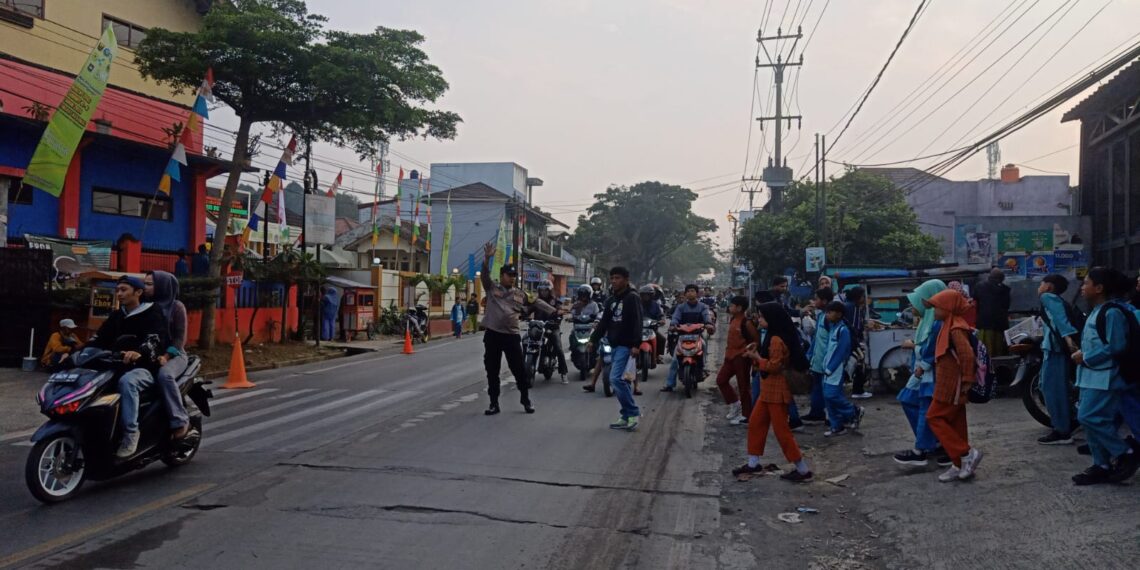 Wujud Kepedulian, Polisi Bantu Anak-Anak Sekolah Menyeberang Jalan