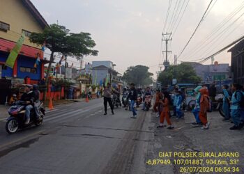 Wujud Kepedulian, Polisi Bantu Anak-Anak Sekolah Menyeberang Jalan