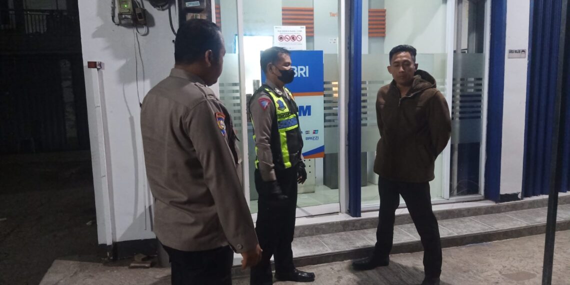 Polsek Sukalarang Patroli Malam Hari Kontrol ATM BRI Cegah Kejahatan Perbankan