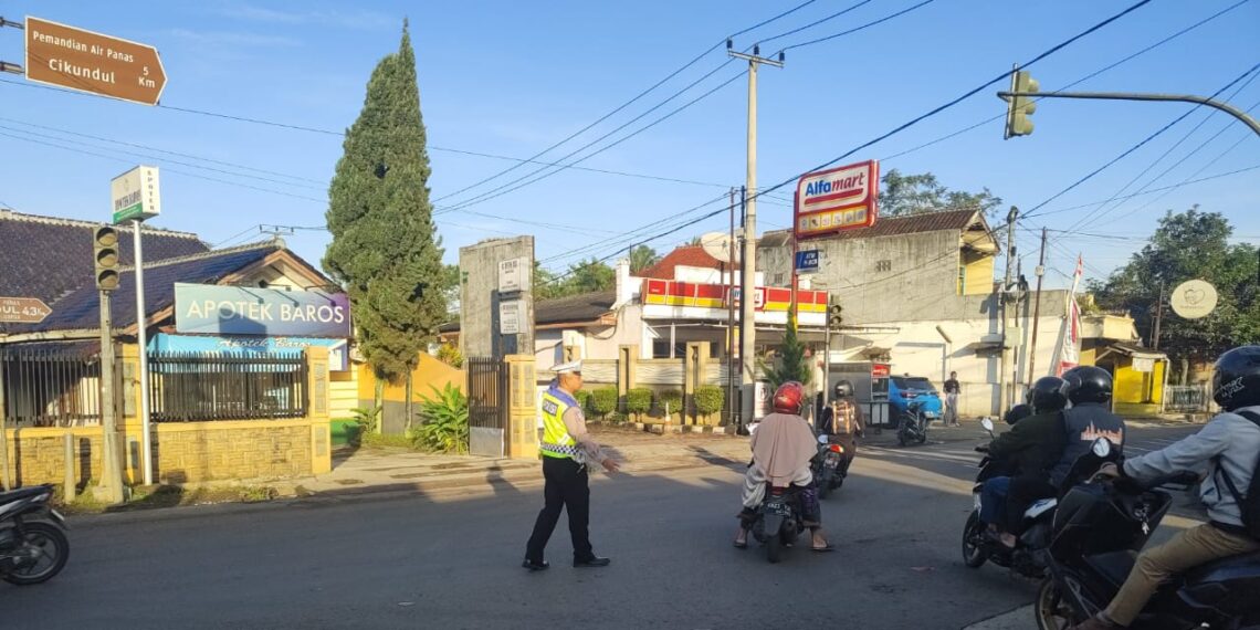 Giat pagi Polsek Baros. Kapolsek Baros terjun layani warganya gatur pagi