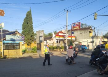 Giat pagi Polsek Baros. Kapolsek Baros terjun layani warganya gatur pagi