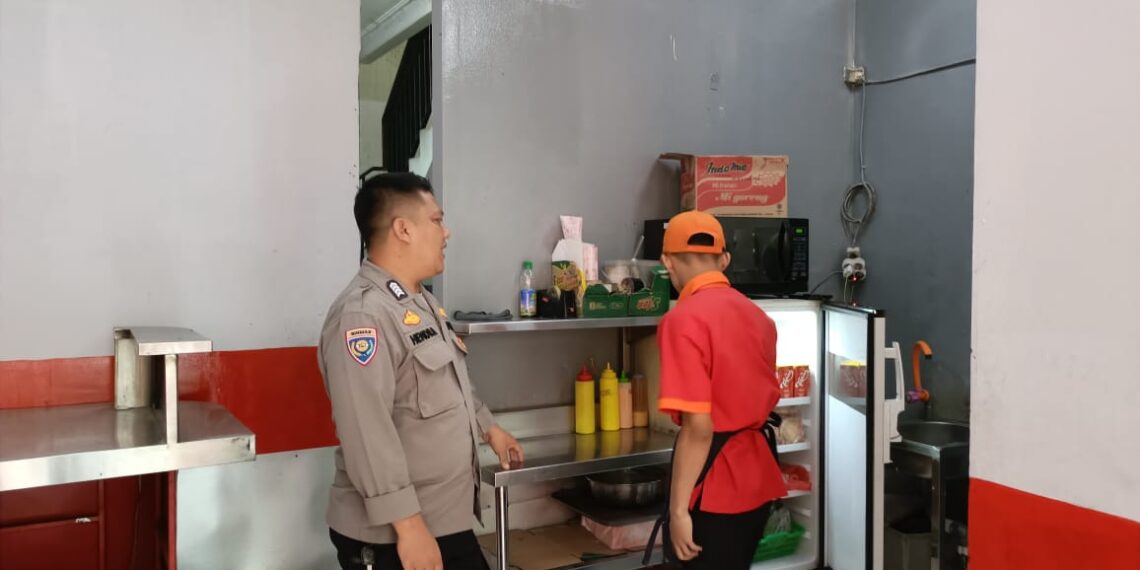Patroli Sambang Bhabinkamtibmas Pasirhalang untuk Menjaga Kebersihan dan Keamanan Lingkungan