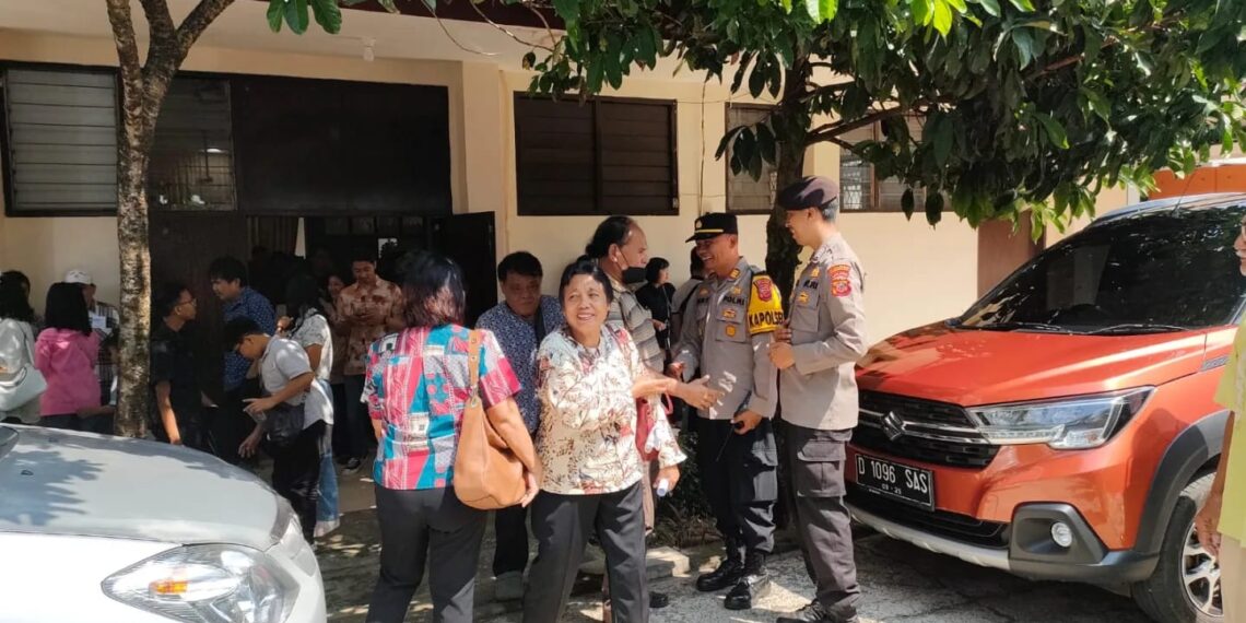 Kapolsek Sukaraja Polres Sukabumi Kota beserta Anggota melaksanakan pengamanan di gereja GKP Pasundan