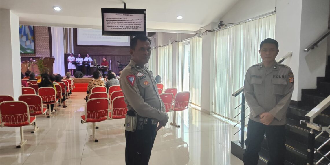 Personil Polsek Sukalarang Laksanakan PAM Ibadah Kebaktian di Gereja, Kristen Indonesia (GKI) Penginjil Kota Sukabumi
