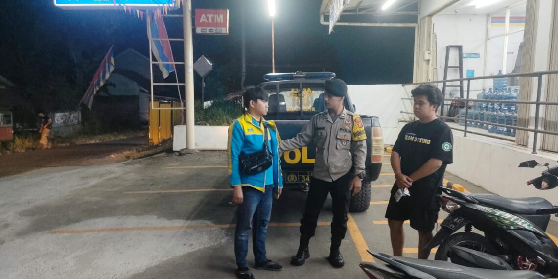 Cegah Maling Patroli Polsek Kebonpedes himbau pengunjung Mini Market Menggunakan Kunci Ganda