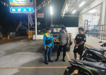 Cegah Maling Patroli Polsek Kebonpedes himbau pengunjung Mini Market Menggunakan Kunci Ganda