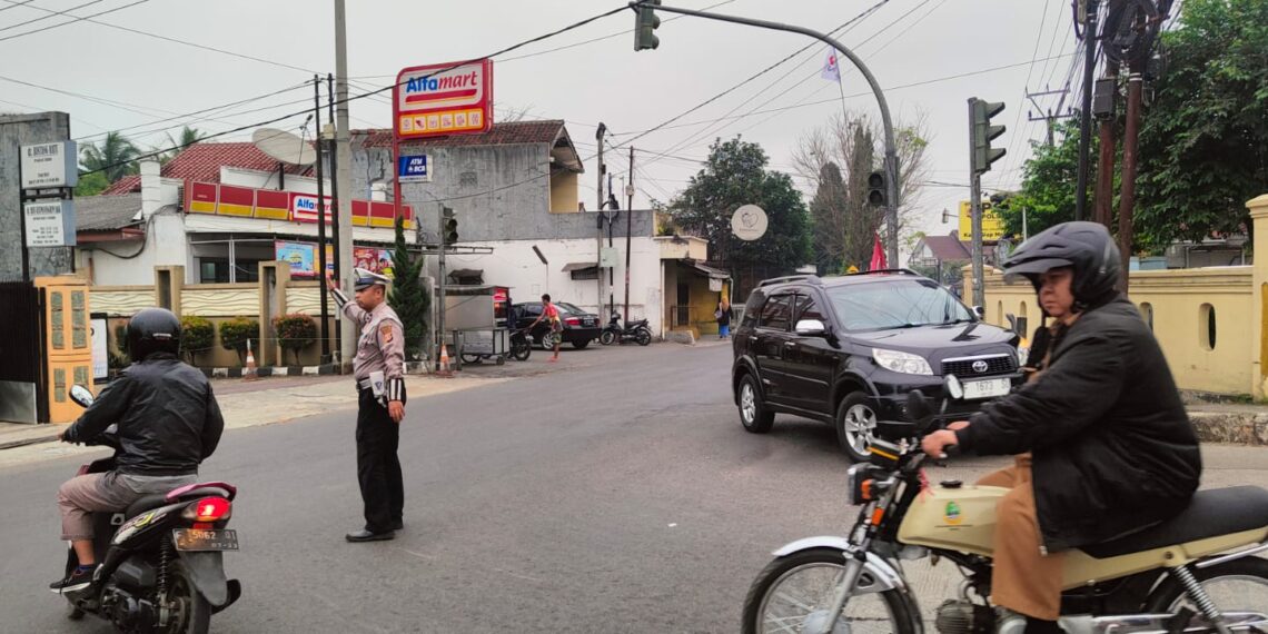 Gatur pagi. Berikan kelancaran Polsek baros sebar personil dititik rawan kemacetan