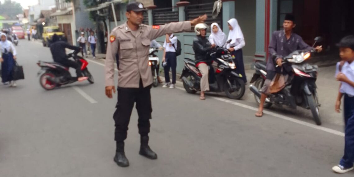 Unit Samapta Polsek Cibeureum melaksanakan pelayanan gatur Pagi