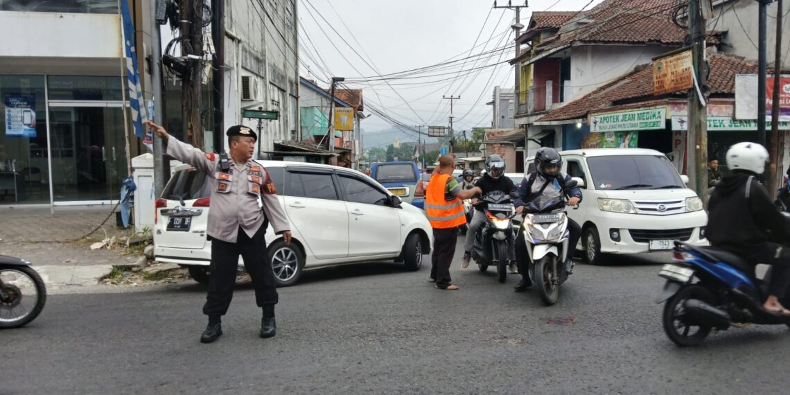 Pelayanan Prima  Rutin Gatur Pagi Polsek Lembursitu