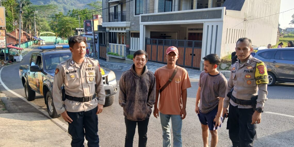 Patroli siang hari Cegah gangguan Kamtibmas di wilayah lembursitu