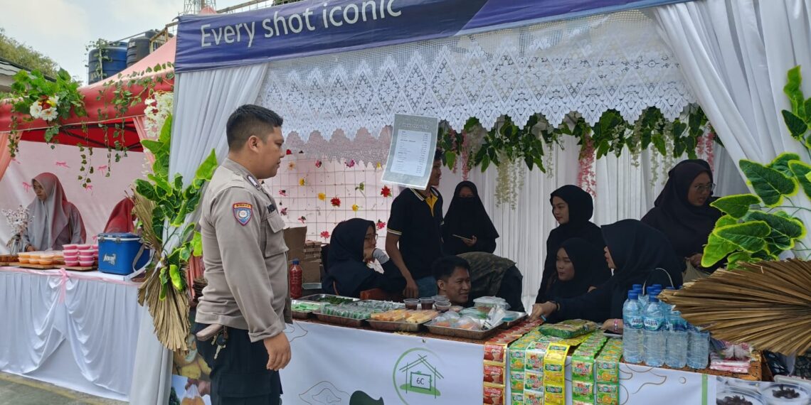 Bhabinkamtibmas Polsek Sukaraja Polres Sukabumi Kota melaksanakan pengamanan Kegiatan Pentas Seni dan Pameran UMKM bertempat di STKIP Bina Mutiara