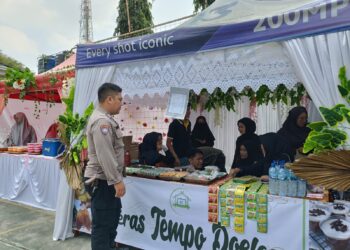 Bhabinkamtibmas Polsek Sukaraja Polres Sukabumi Kota melaksanakan pengamanan Kegiatan Pentas Seni dan Pameran UMKM bertempat di STKIP Bina Mutiara