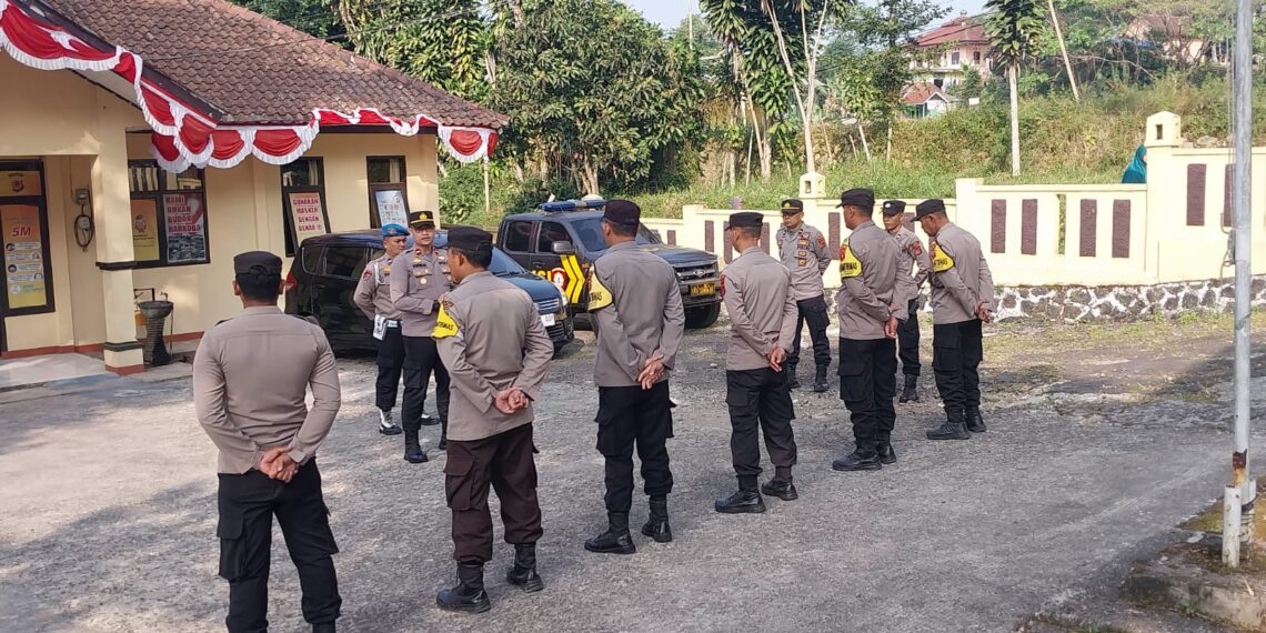 Apel Pagi dan pengecekan kelengkapan personil polsek kadudampit sebagai bentuk kedisiplinan dan kesiapsiagaan Polsek Kadudampit