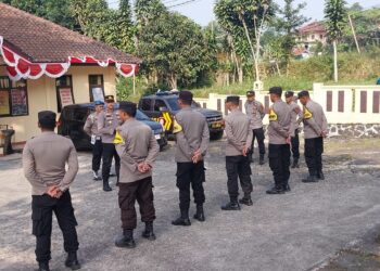 Apel Pagi dan pengecekan kelengkapan personil polsek kadudampit sebagai bentuk kedisiplinan dan kesiapsiagaan Polsek Kadudampit